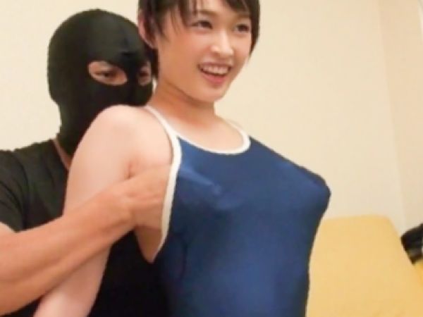 【童顔美女のスク水着衣プレイ】水着から溢れる美乳を揉まれ、恥ずかしそうな表情がたまらない！着衣のままエッチなことをされ、エロさが倍増で抜けること間違いなしww♡