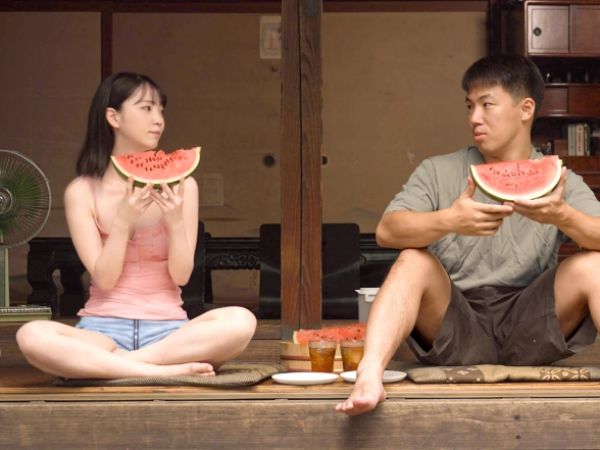 【夏の田舎で禁断の情事】幼馴染と汗だくで絡み合う、セミの声がBGMの濃厚セックス！蒸し暑い夜に、抑えきれない欲望のままに激しく交わりまくる、青春の肉欲物語♡