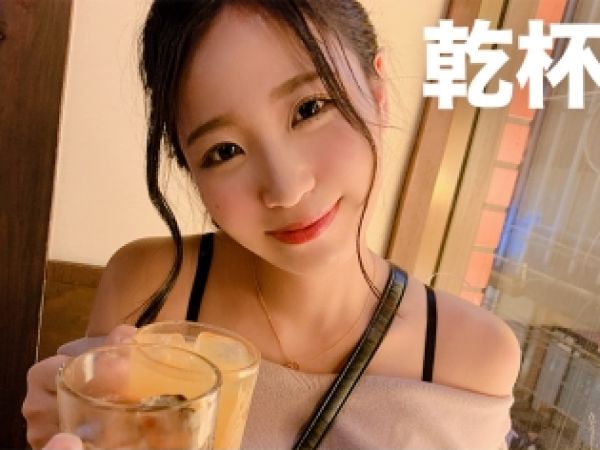 【彼氏持ち美女の危険な浮気】『彼氏じゃ満足できないの…』スレンダー美乳の美女がホテルで大胆不倫！スケスケ衣装で誘惑、騎乗位で激しく腰を振る姿がエロすぎる♡彼氏には見せない本気の喘ぎ声が響く！
