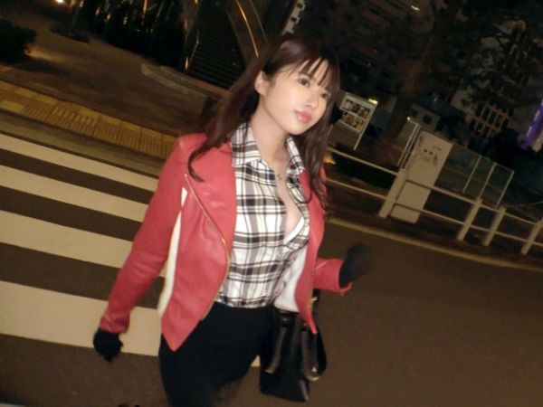 【美巨乳素人娘の過激プレイ】電マでイカされまくり！オイルSEXで巨根に激突され、美乳が揺れまくる！！露出好き美女の淫乱プレイに興奮必至♡