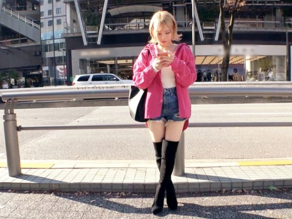 【素人】美巨乳美尻の令和白ギャルが手コキ＆フェラ＆パイズリでチンポご奉仕♪見つめ合いながらの乳コキで暴発射精！記事